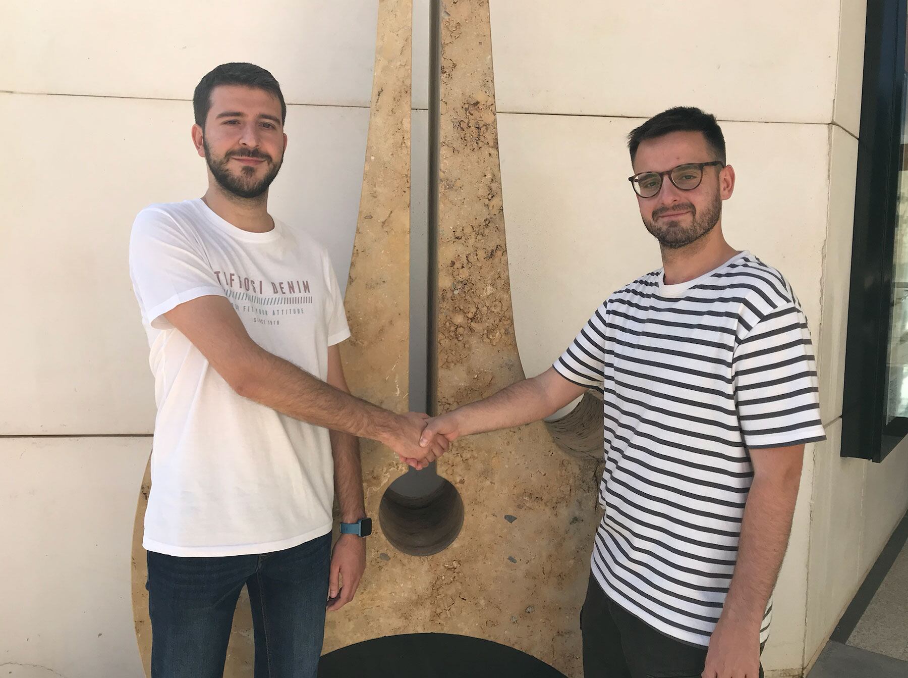 Jordi Pla y Rubén Muñoz, dándose la mano como muestra del acuerdo