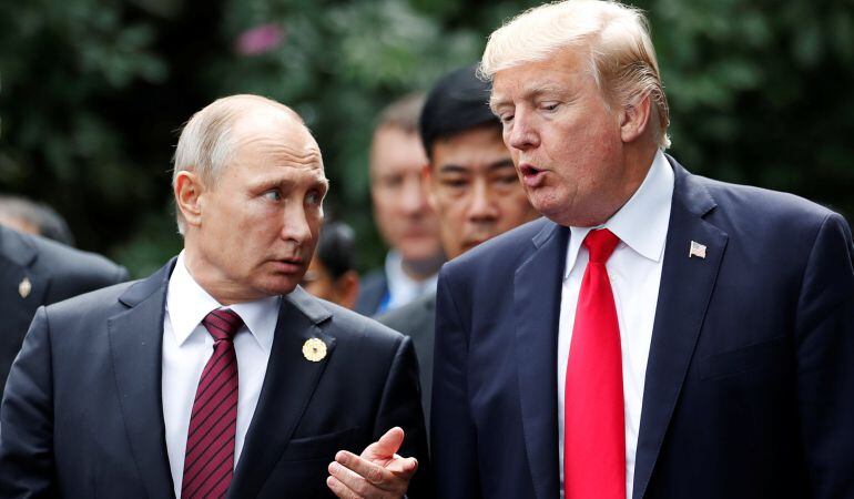 Vladímir Putin y Donald Trump durante un encuentro informal en Vietnam hace años