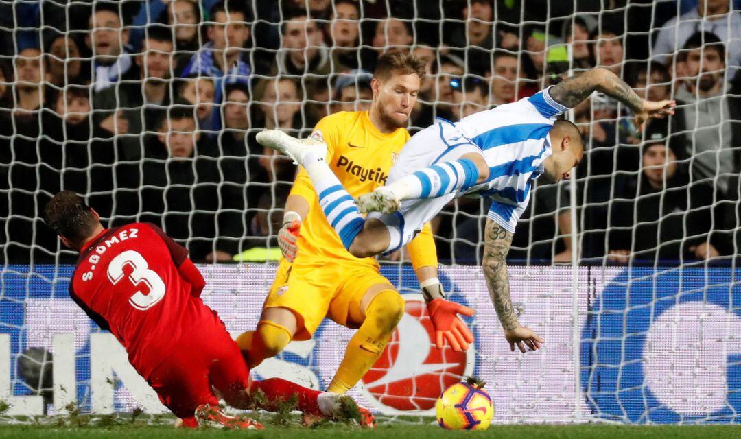 Sandro y Sergi Gómez pugnan por un balón