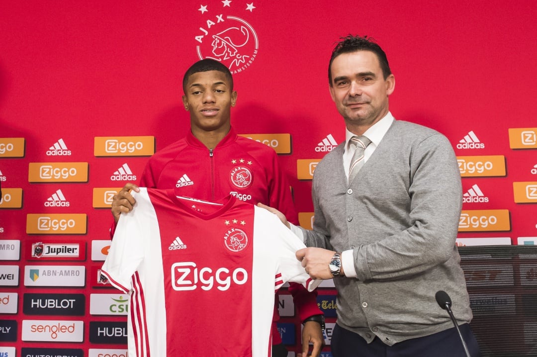 David Neres y Marc Overmars, en la presentación del brasileño como jugador del Ajax.