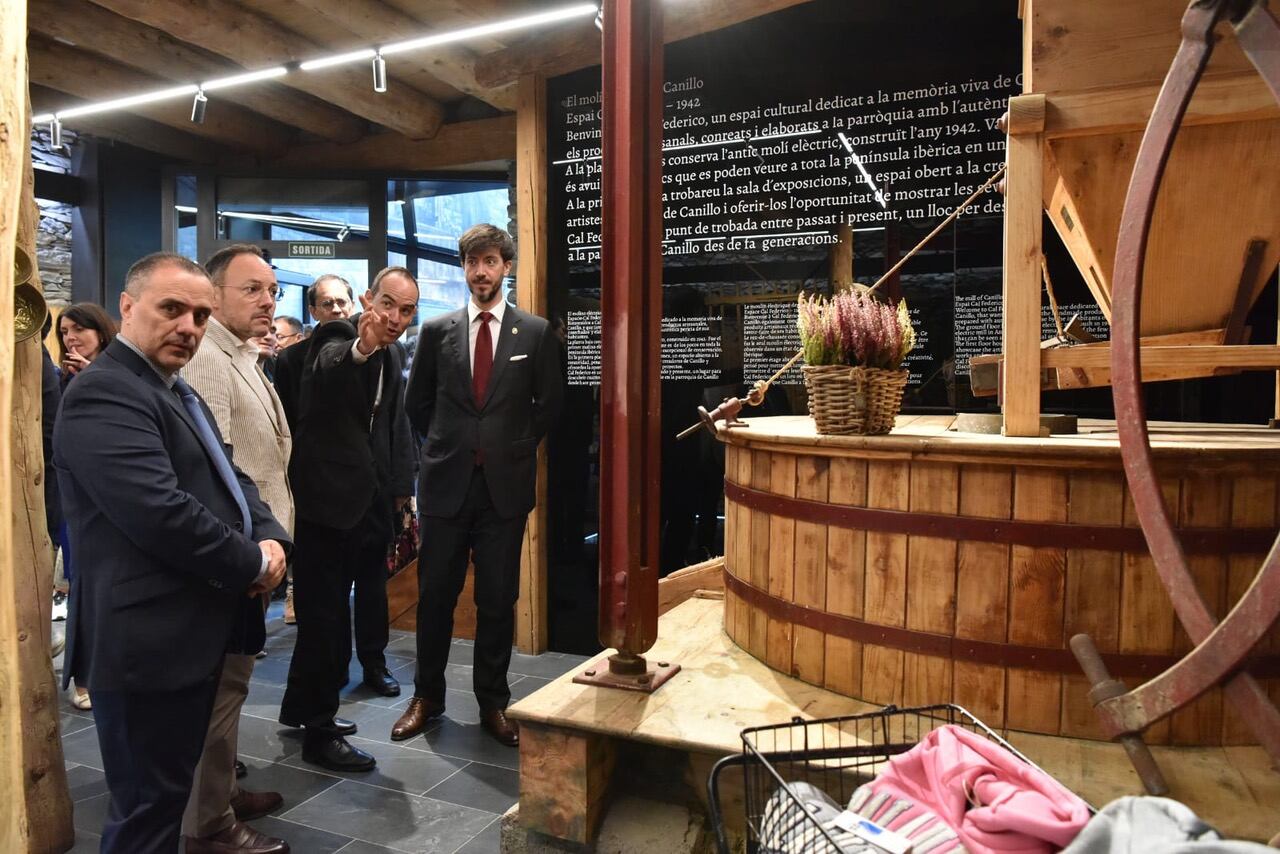 El cònsol major de Canillo, Jordi Alcobé, mostra a les autoritats algunes de les peces que allotja Cal Federico durant la inauguració oficial, aquest diumenge