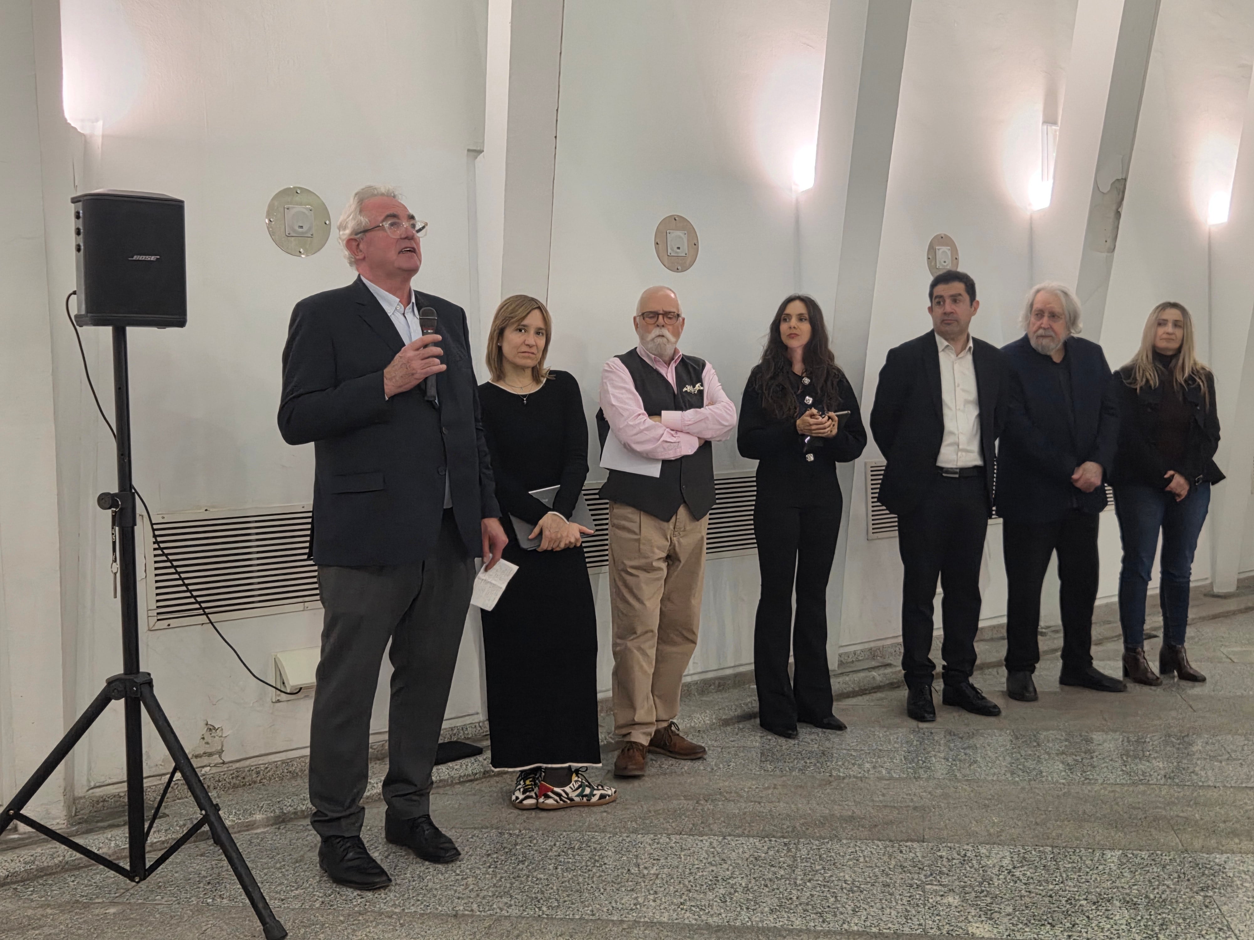 Un instant de la presentació amb la intervenció de Paco Verdú, davant la presència d'Elisa Guillem, Josep Sou, María Guillem, Toni Francés i Toni Miró