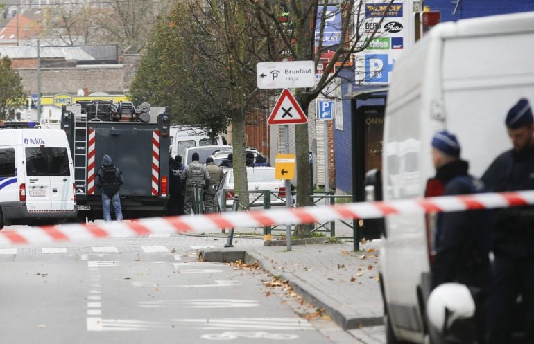 Agentes de policía antidisturbios en el distrito de Molenbeek en Bruselas durante los registros del pasado martes