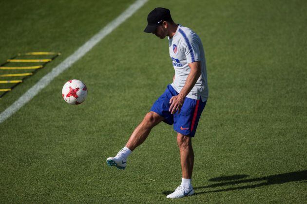 El entrenador del Atlético de Madrid, el argentino Diego Simeone durante el entrenamiento que el equipo ha llevado a cabo hoy en la Ciudad Deportiva Wanda de Majadahonda.