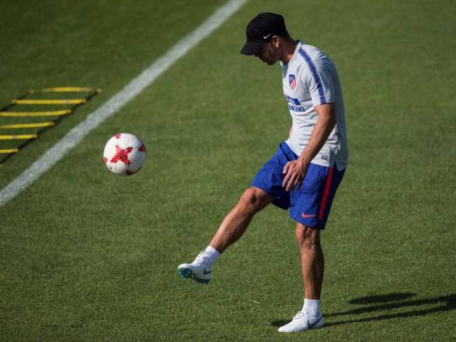 El entrenador del Atlético de Madrid, el argentino Diego Simeone durante el entrenamiento que el equipo ha llevado a cabo hoy en la Ciudad Deportiva Wanda de Majadahonda.