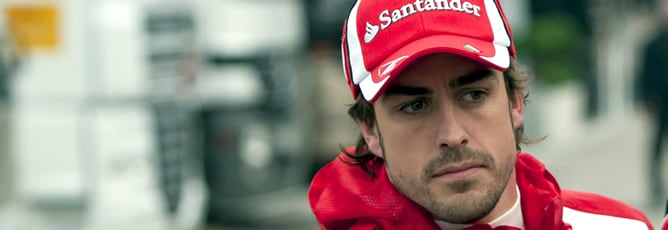 Alonso reflexiona durante un descanso en el Paddock