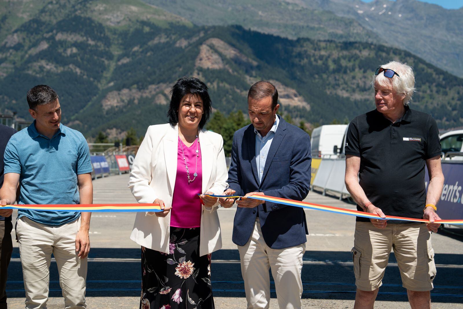 Les autoritats procedeixen al tall de cinta en la inauguració de la Copa del Món de BTT