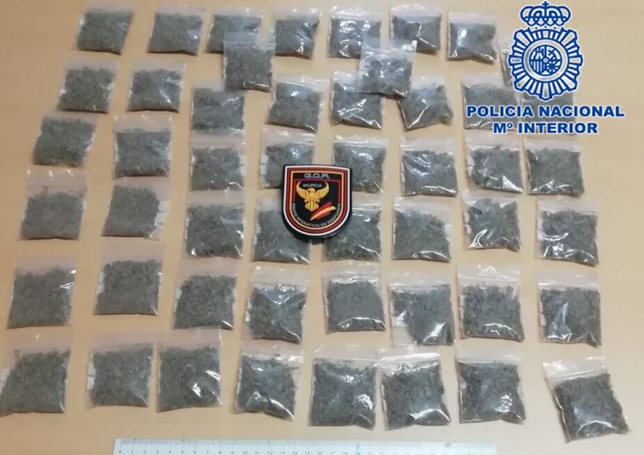 En el interior de la mochila del detenido se encontraron 50 bolsitas con marihuana dispuestas para su venta