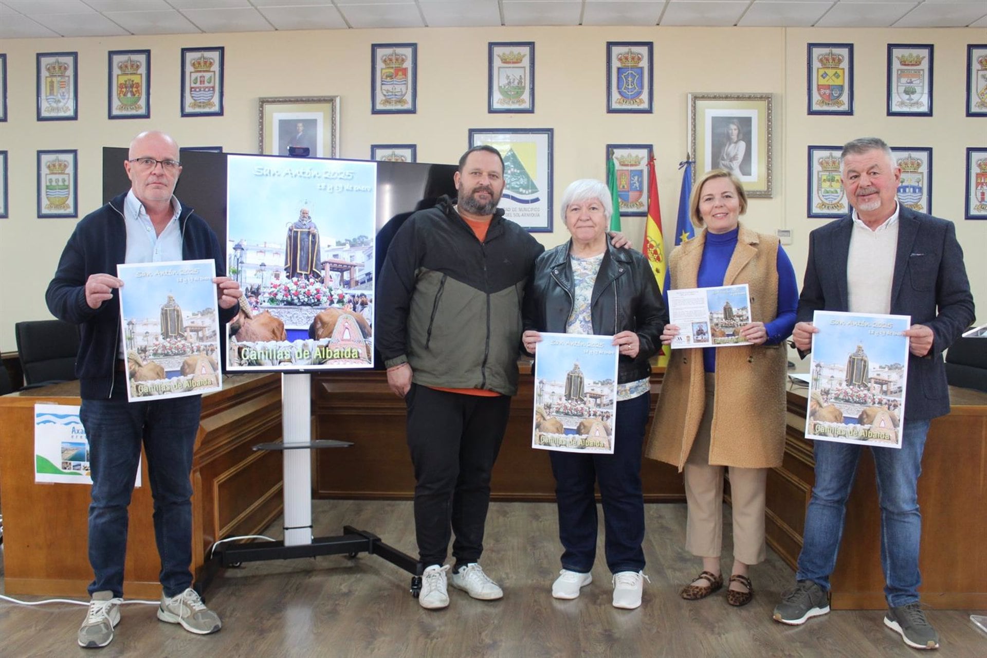 El presidente de la Mancomunidad Axarquía, Jorge Martín; la alcaldesa de Canillas de Albaida (Málaga), Encarnación Pareja; el concejal de Turismo, Luis López, la concejala de Fiestas, Concepción Ruiz y uno de los mayordomos de San Antón, Carlos González