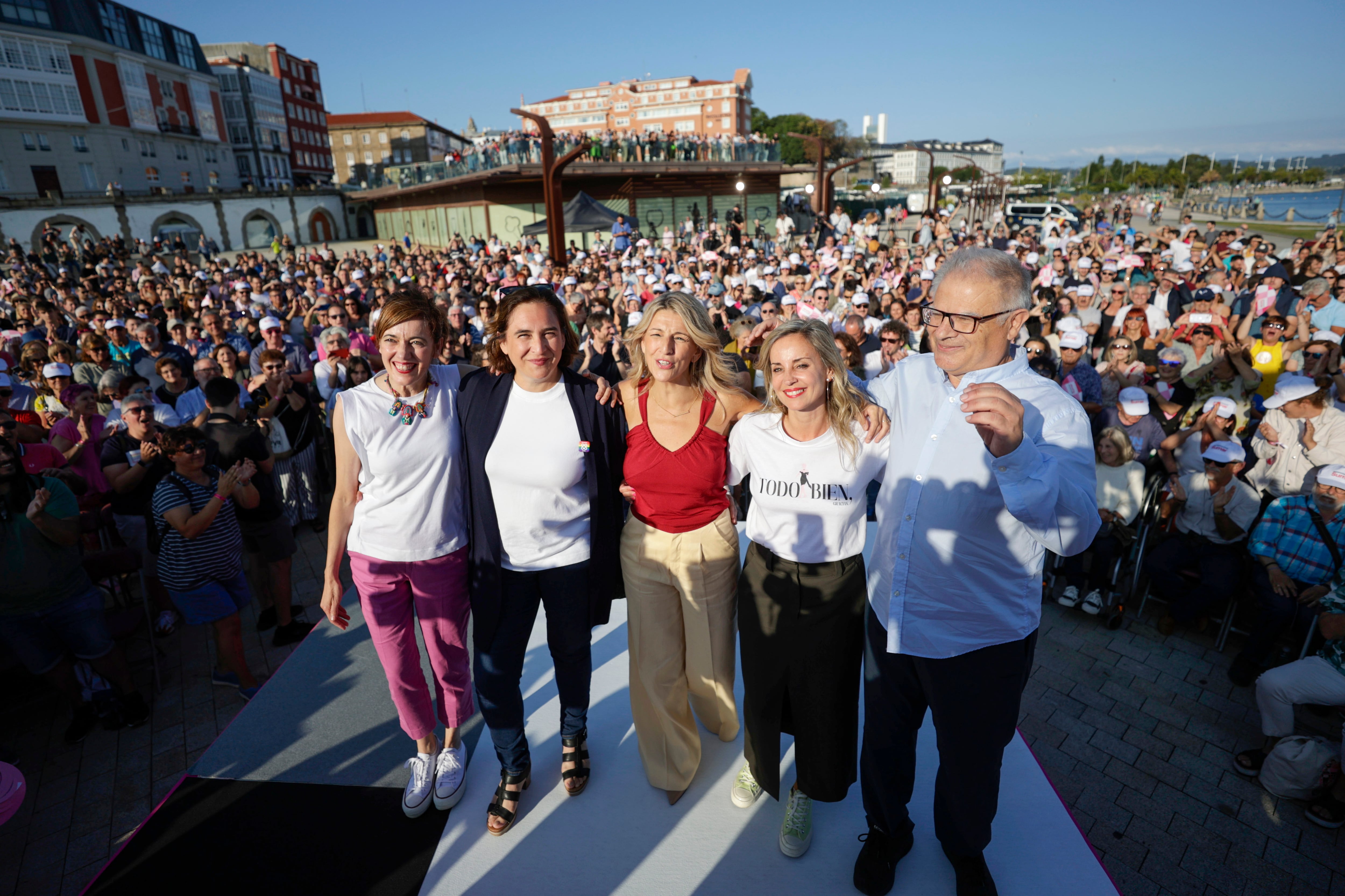 La candidata a la Presidencia del Gobierno por Sumar, Yolanda Díaz (c), acompañada por la exalcaldesa de Barcelona, Ada Colau (2i), Marta Lois (i) y Verónica F. Barbero durante el acto de inicio de campaña