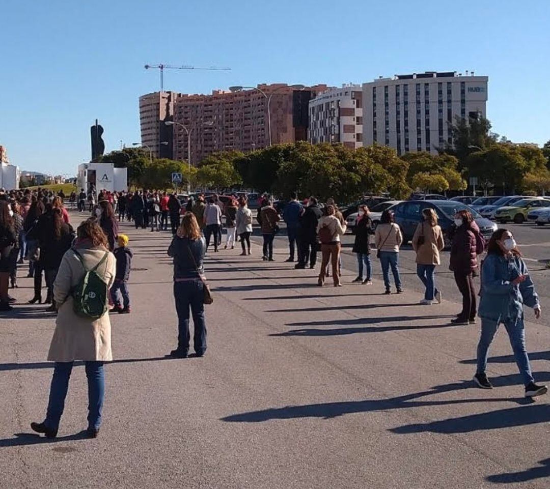 Largas colas en la explanada de la UMA para el cribado al personal de los centros educativos 