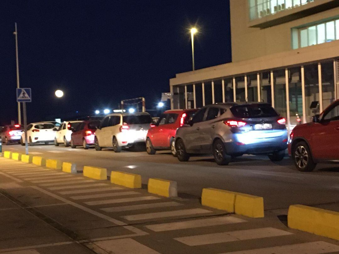 Colas de noche en el hospital comarcal de Gandia para las primeras pruebas PCR del día 