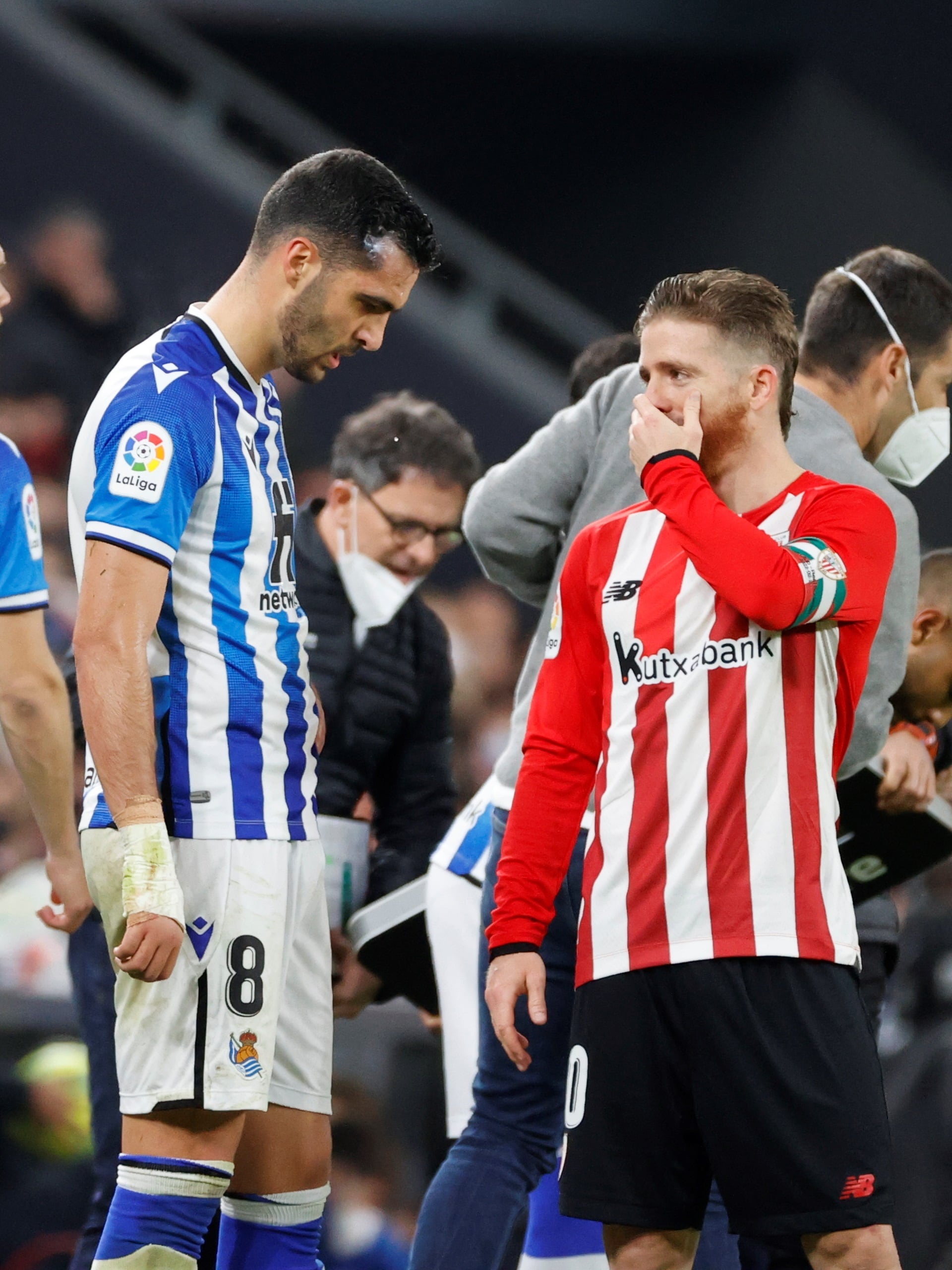 BILBAO, 20/02/2022.- El centrocampista de la Real Sociedad, Mikel Merino (i) y el delantero del Athletic Club, Iker Muniain, durante el encuentro correspondiente a la jornada 25 de primera división que disputan hoy domingo en el estadio de San Mamés, en Bilbao. EFE / Luis Tejido.
