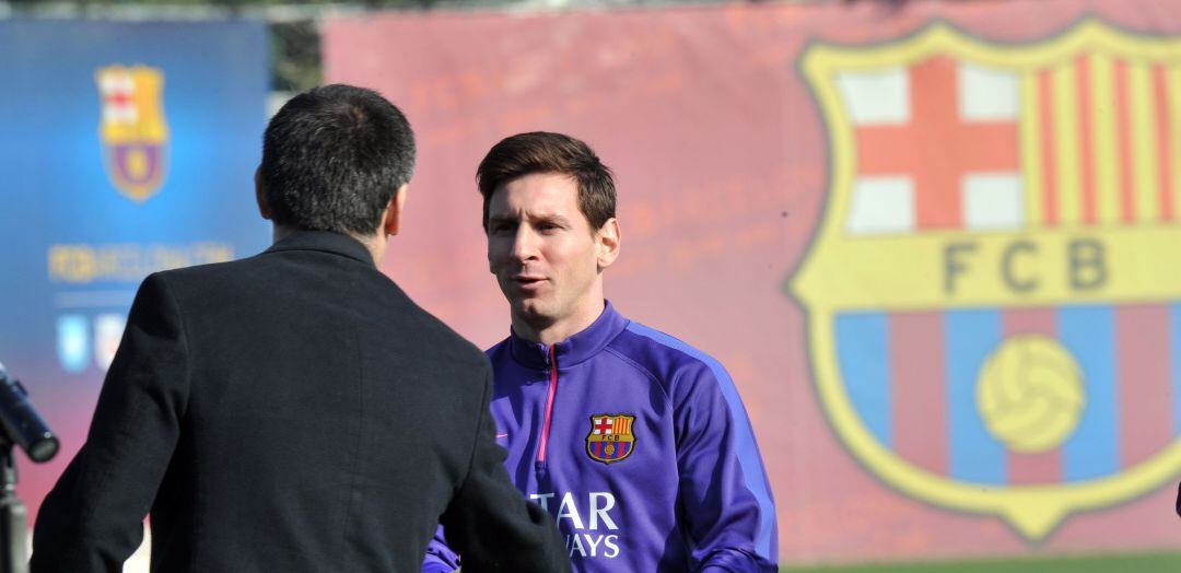 Bartomeu y Messi conversan en una foto de archivo