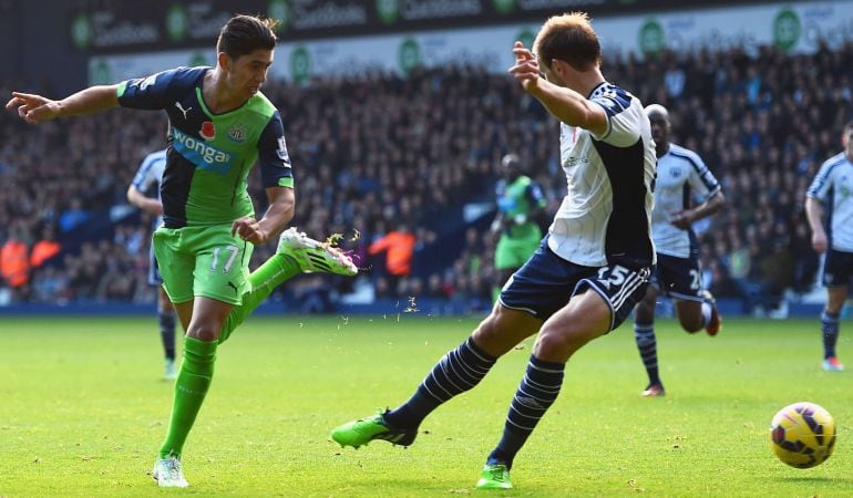 Ayoze Pérez consigue un excelente taconazo para anotar un gol ante el WBA en la victoria del Newcastle.