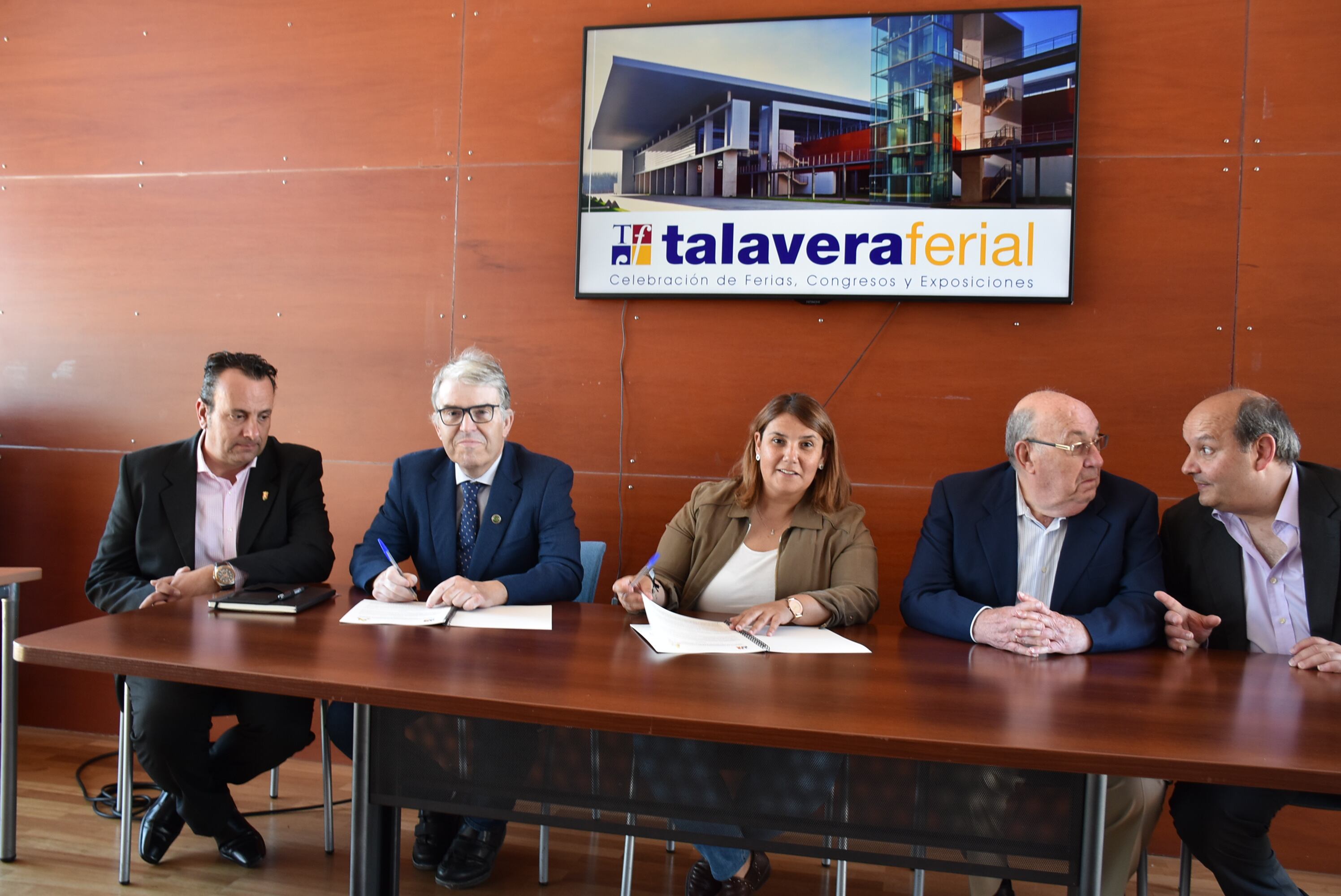 El presidente de la  Confederación Ornitológica Mundial (COM), Carlos Ramoa; la alcaldesa, Tita García Élez; y el presidente de la  Federación Ornitológica Cultural Deportiva Española (FOCDE), Jesús Jiménez.