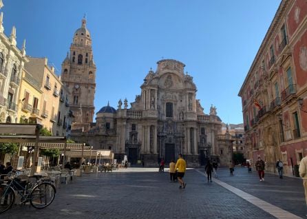 Vista general de la plaza del Cardenal Belluga (Murcia), con la catedral al fondo y la fachada del Palacio Espiscopal a la derecha