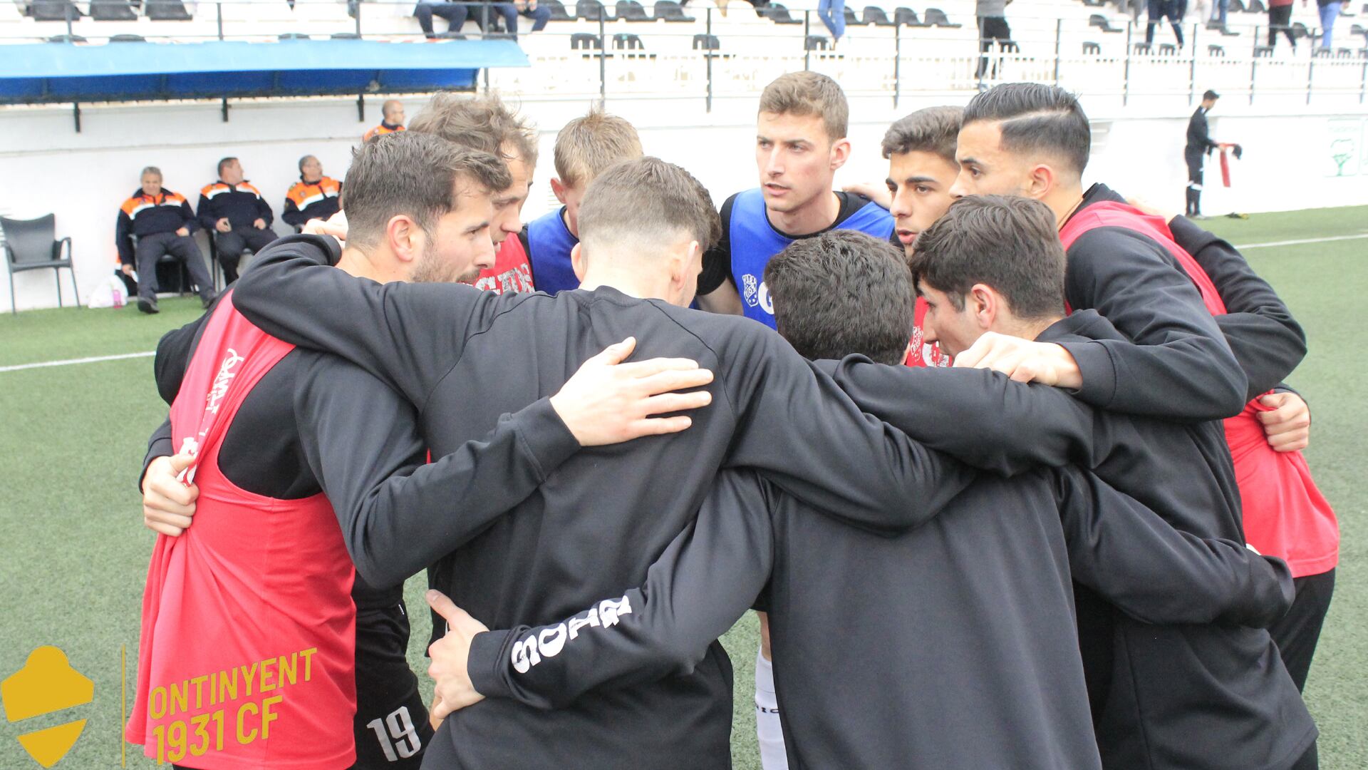 S'espera una pinya com aquesta contra el Atlético Levante abans de l'encontre de diumenge // Foto: Ontinyent 1931