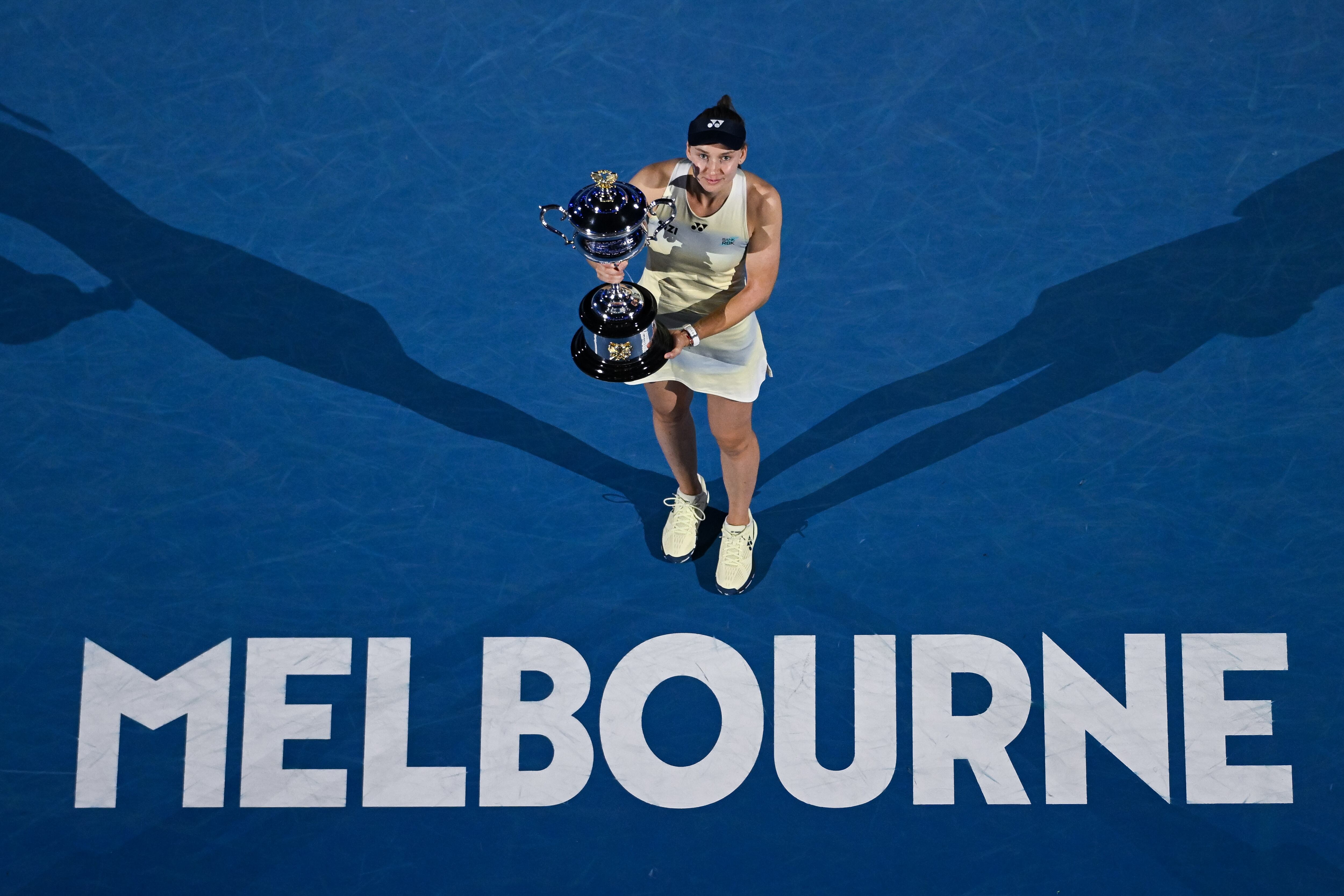 Elena Rybakina posa con su título de campeona del Open de Australia