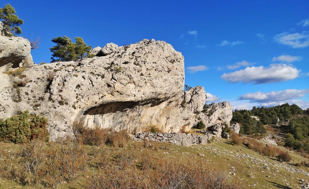 Rocas calizas de camino a la cima del cerro Juez, en Cueva del Hierro (Cuenca).