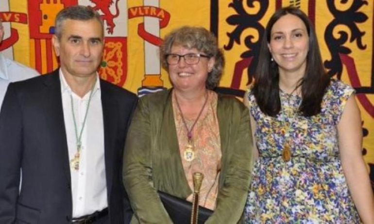  Conchi Ramírez (centro) junto a Pepe González (IU-Ganemos Albolote para la Gente) y Amanda Rodríguez de Ganar Albolote - Foto cedida por Albolote Información
 