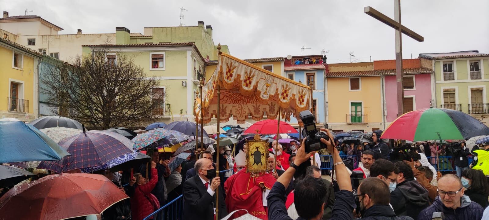 La Santa Faz en la plaza del caserío, abarrotada de peregrinos