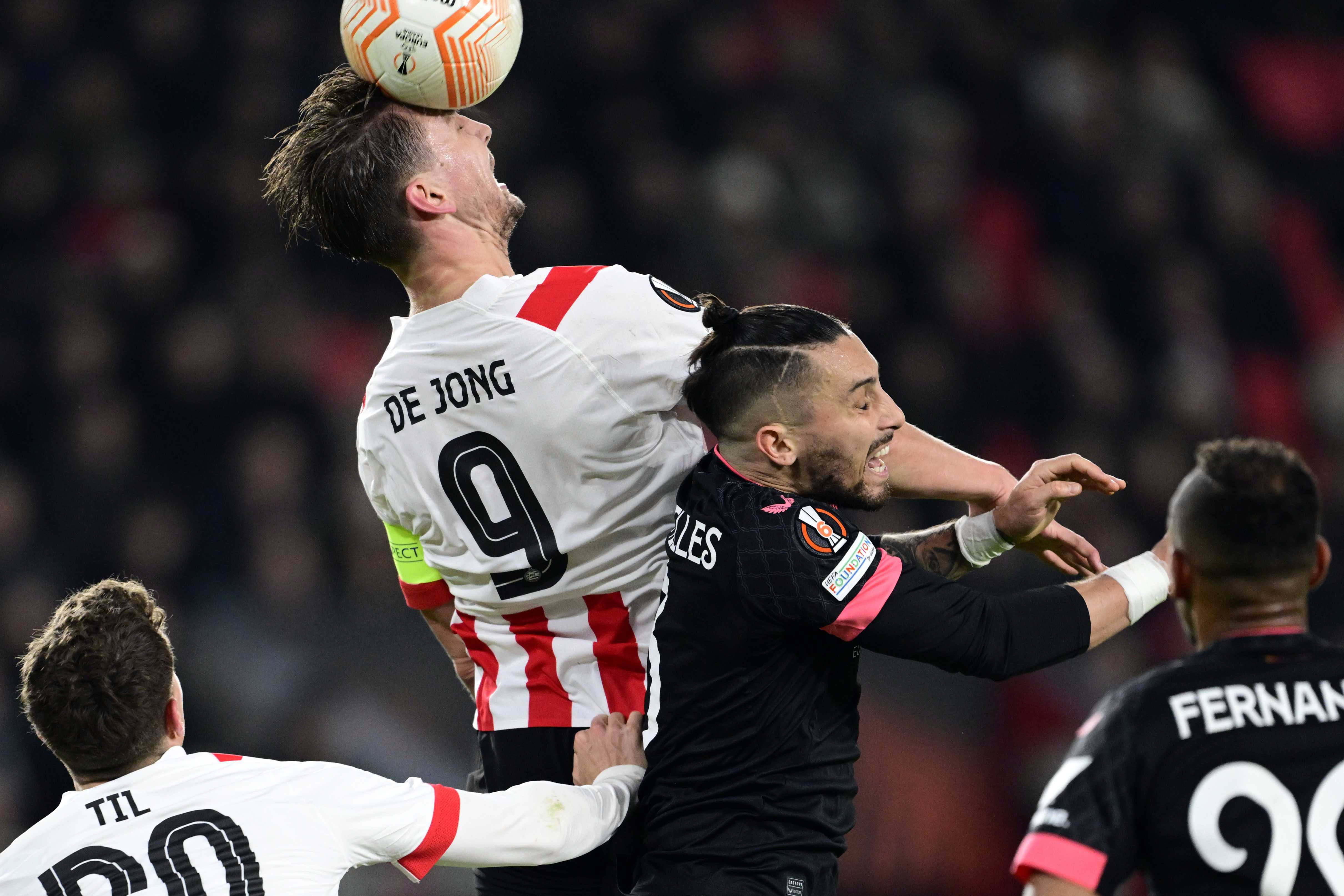 Eindhoven (Netherlands), 23/02/2023.- Luuk de Jong of PSV Eindhoven and Alex Telles of Sevilla FC in action during the UEFA Europa league play-off soccer match between PSV Eindhoven and Sevilla FC, in Eindhoven, Netherlands, 23 February 2023. (Países Bajos; Holanda) EFE/EPA/OLAF KRAAK