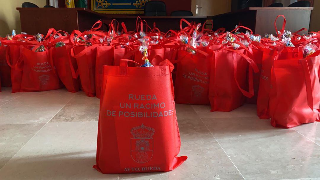 Lotes de regalos que el Ayuntamiento de Rueda ha repartido a sus vecinos