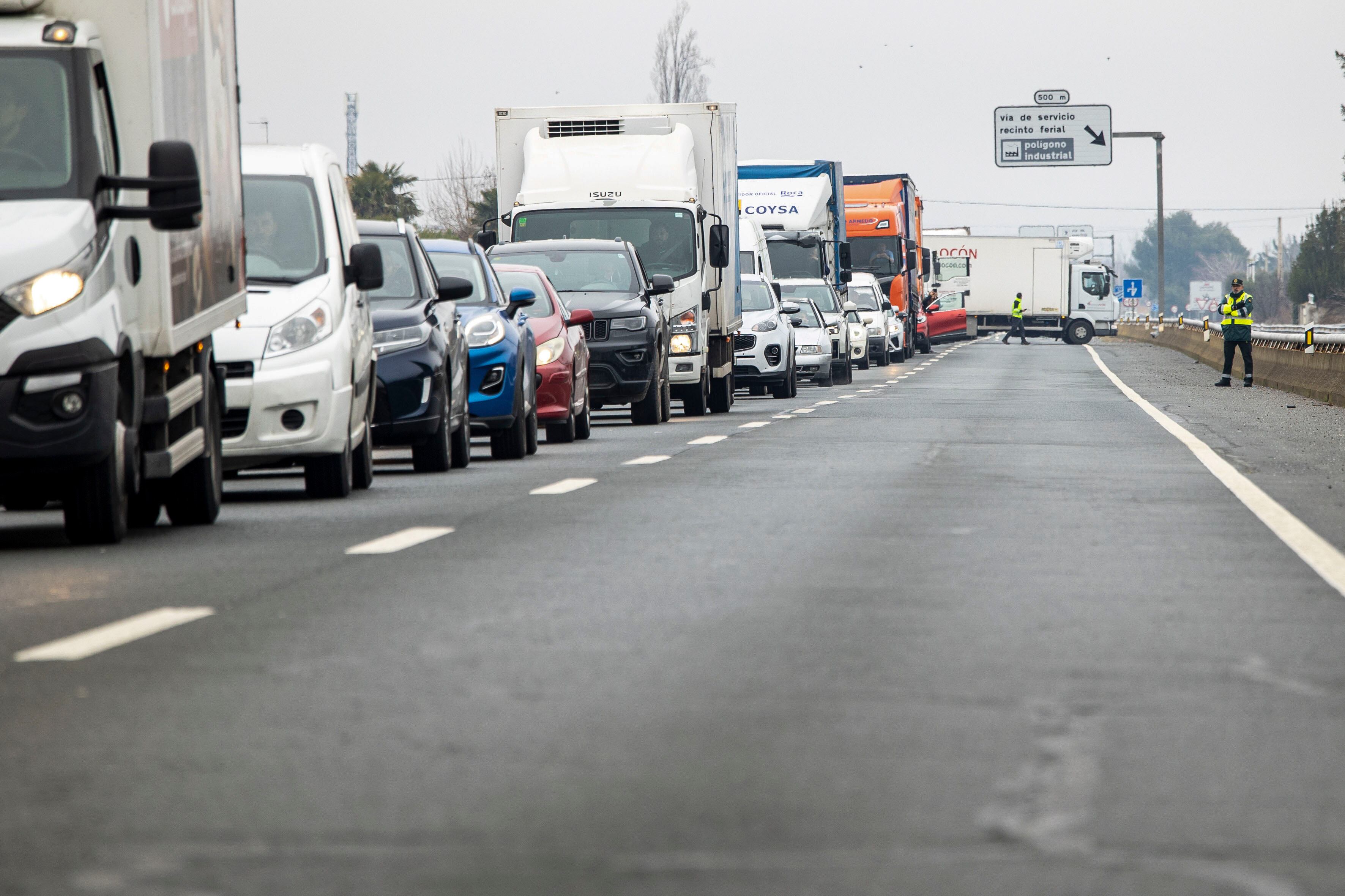 ALBELDA DE IREGUA (LA RIOJA), 29/01/2026.- Coches parados por el corte de carretera por el medio centenar de agricultores que han cortado la N-111 a la altura de Albelda de Iregua (LaRioja) este jueves donde los tractores vuelven a salir a las carreteras riojanas con el lema "Estamos hasta los mismísimos". EFE/Raquel Manzanares