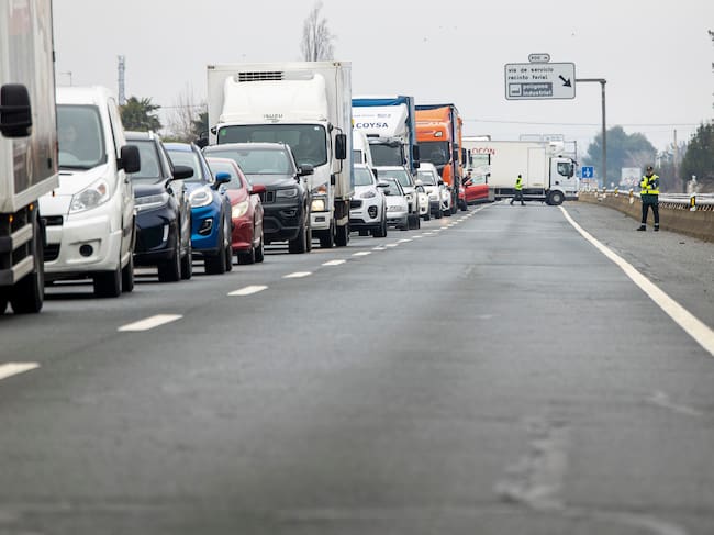 ALBELDA DE IREGUA (LA RIOJA), 29/01/2026.- Coches parados por el corte de carretera por el medio centenar de agricultores que han cortado la N-111 a la altura de Albelda de Iregua (LaRioja) este jueves donde los tractores vuelven a salir a las carreteras riojanas con el lema "Estamos hasta los mismísimos". EFE/Raquel Manzanares