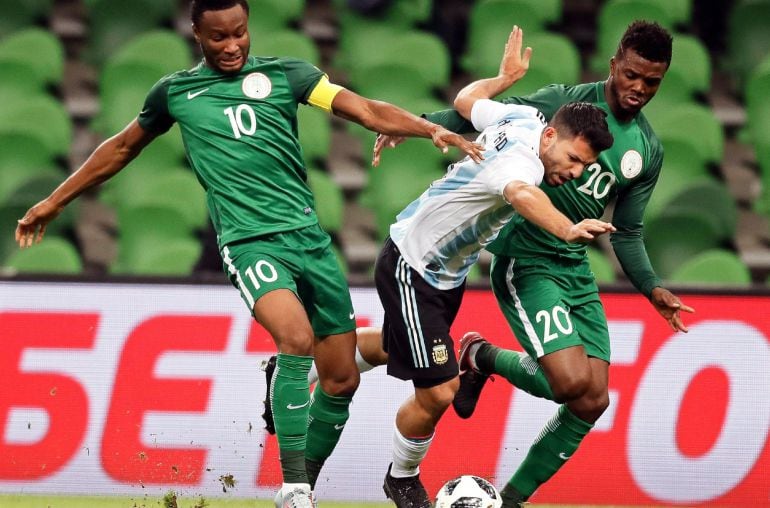 Agüero pierde una pelota frente a dos jugadores nigerianos