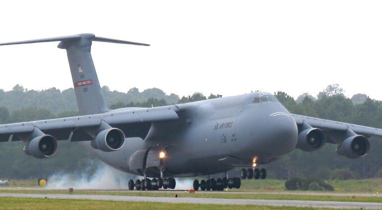 Avión en la pista del aeropuerto de la base de Rota