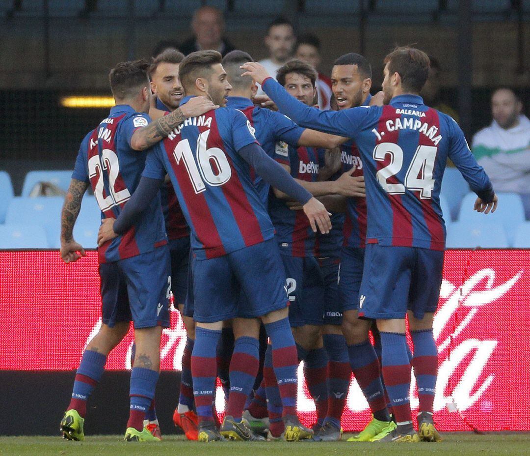 Los jugadores del Levante celebran el primer gol, conseguido por José Luis Morales ante el Celta de Vigo