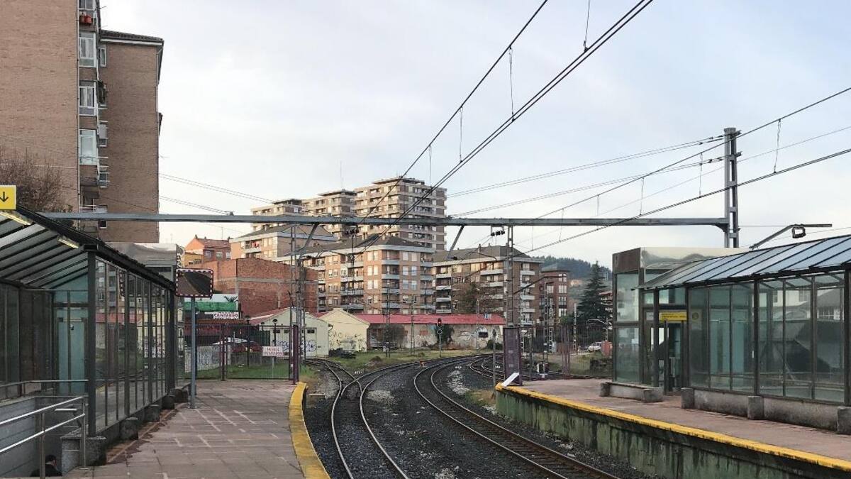 El concejal de Economía y Hacienda, Pedro Pérez Noriega, explica como pagará Torrelavega su parte del coste total del soterramiento, unos 26 millones de euros, después de anunciarse que el presupuesto global pasa de unos 80 millones a 130