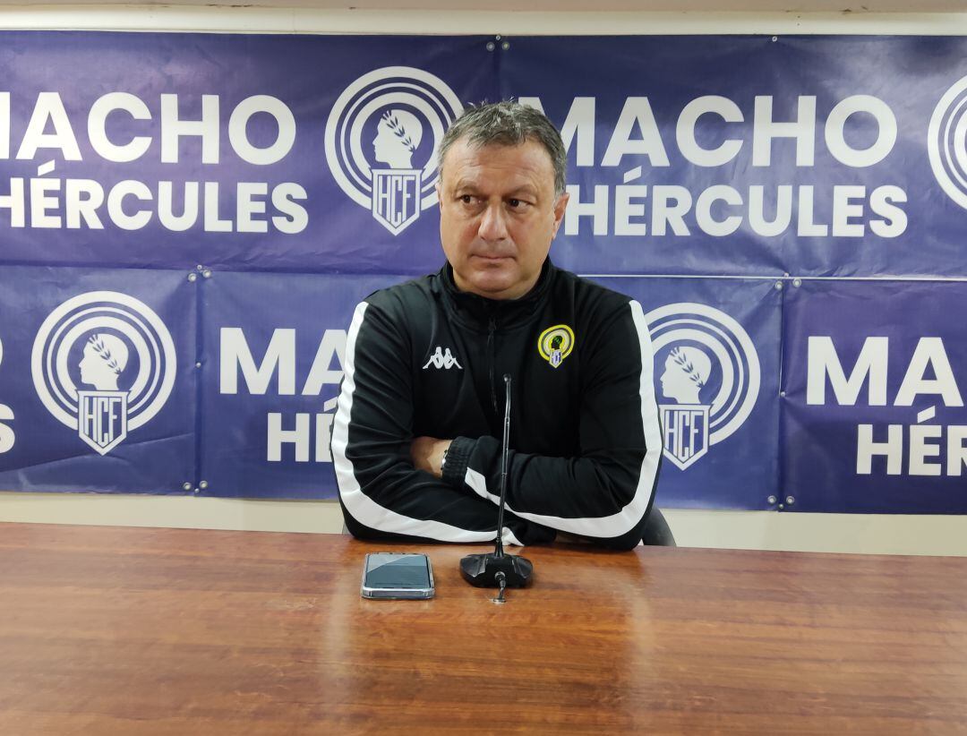 Manolo Díaz, en la sala de prensa del Rico Pérez