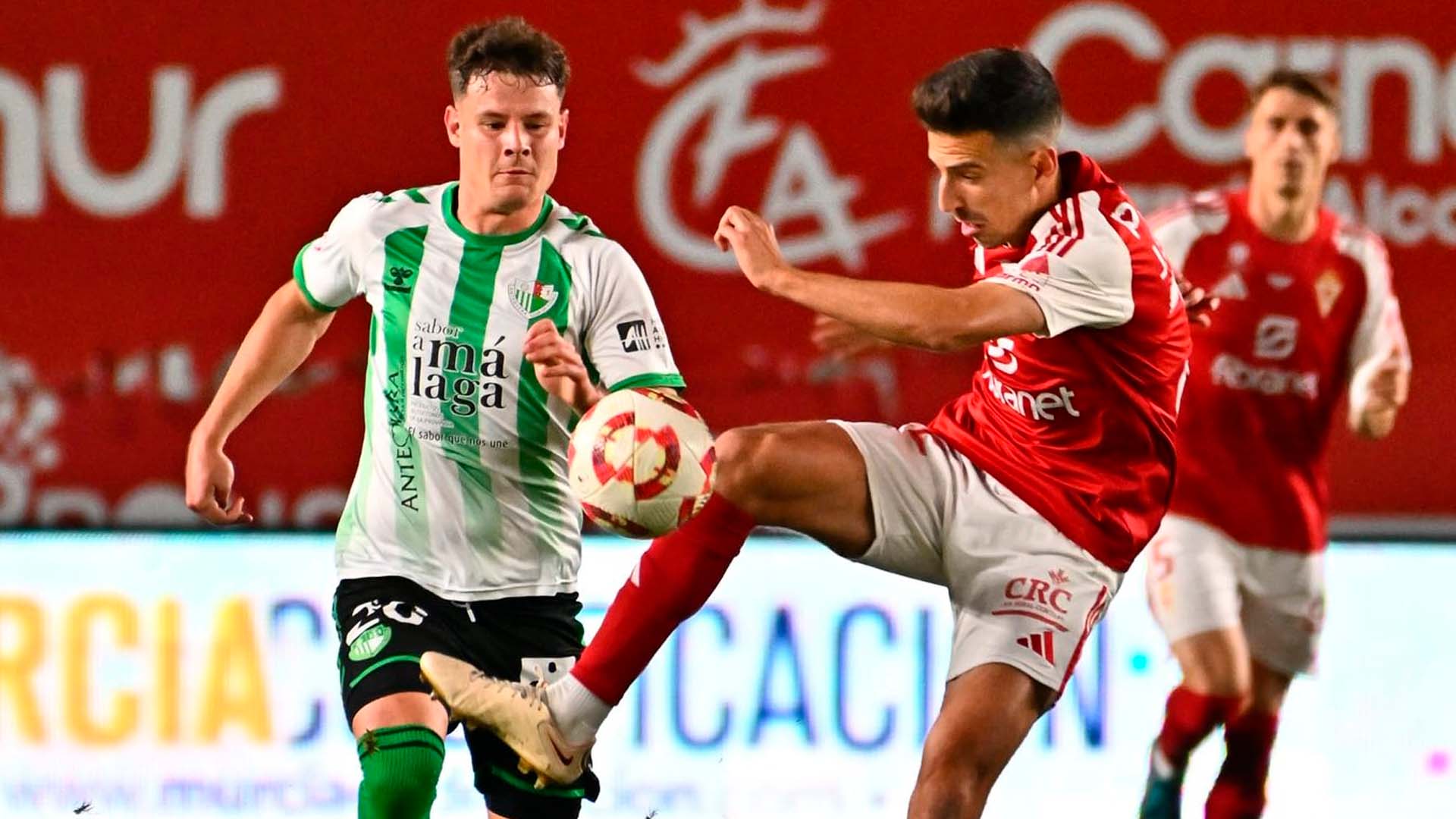 Balón en disputa en el Real Murcia - Antequera