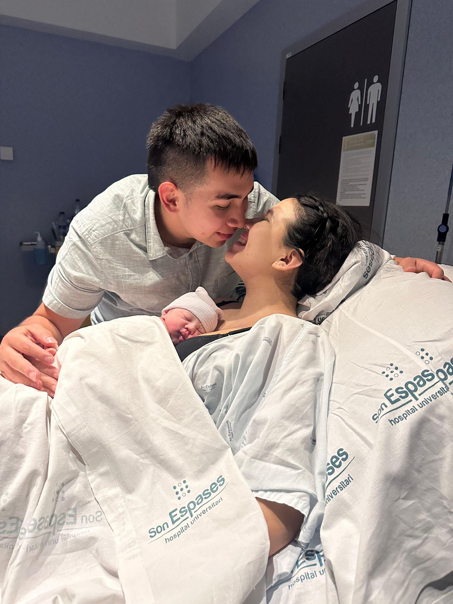 Olivia, primer bebé de Baleares de 2026 junto a sus padres(ASEF)