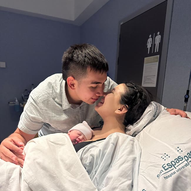 Olivia, primer bebé de Baleares de 2026 junto a sus padres(ASEF)