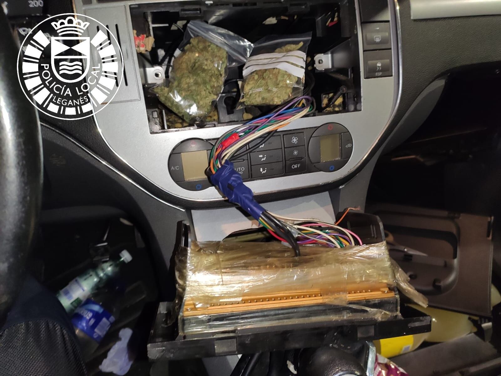 Las dos bolsas de marihuana tras el equipo multimedia del coche