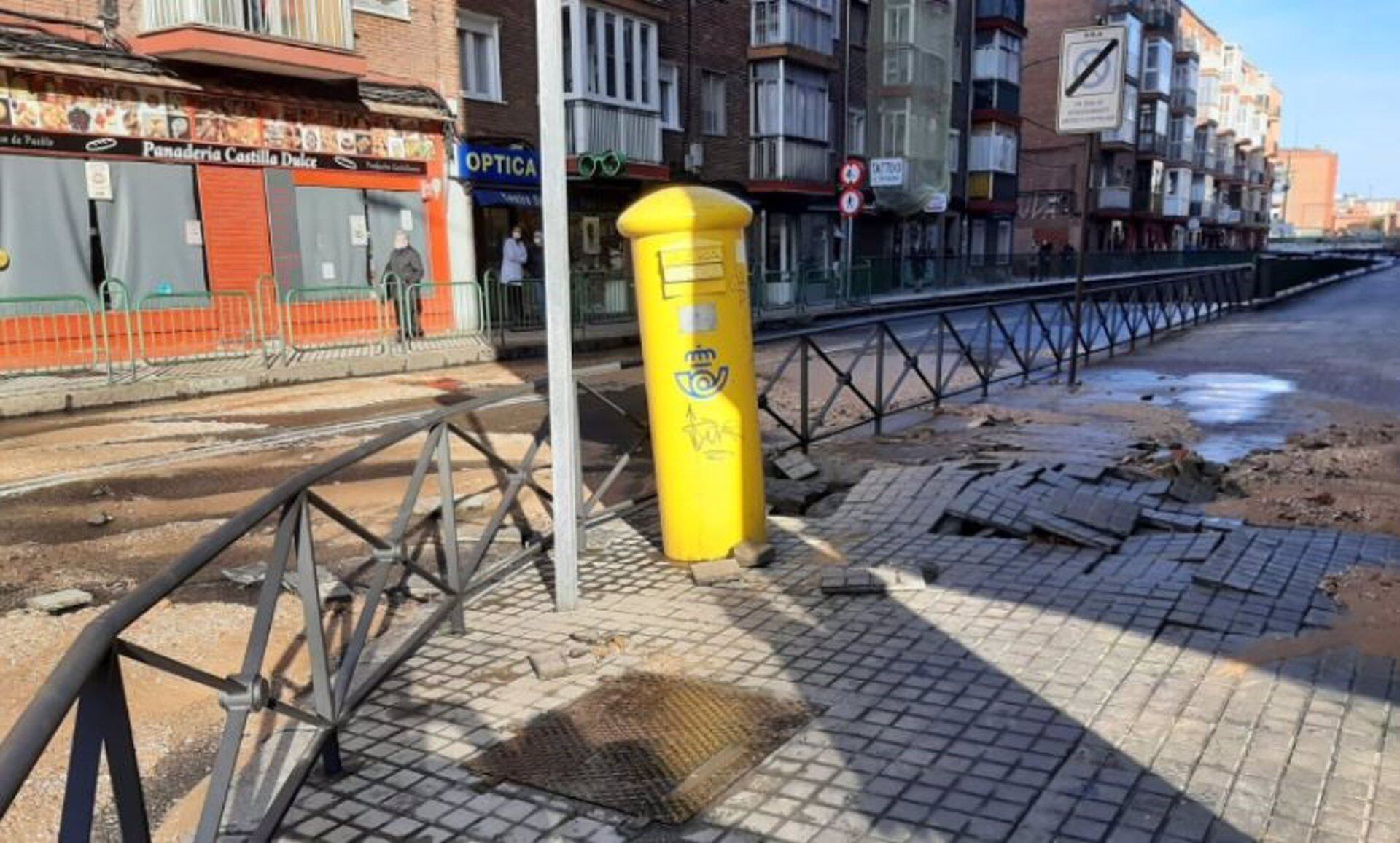 Obras en la calle Casasola para reparar la avería hidráulica.