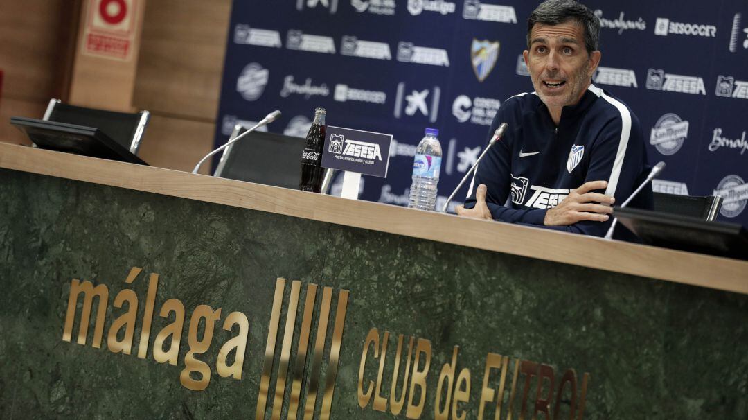 El entrenador del Málaga, Juan Ramón Muñiz, evalúa el partido ante el Sporting