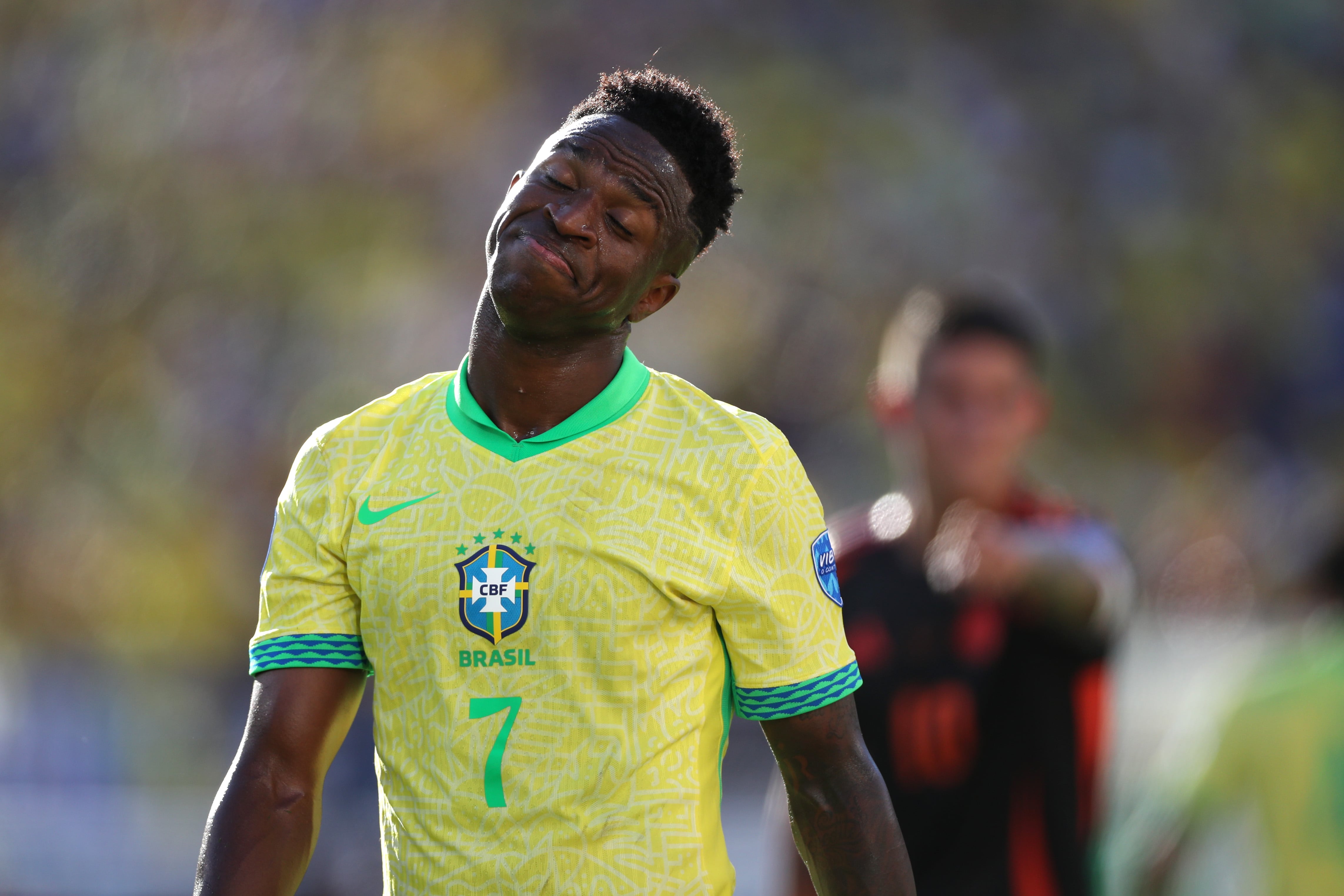 Vinicius Júnior lamenta una decisión arbitral durante el partido contra Colombia