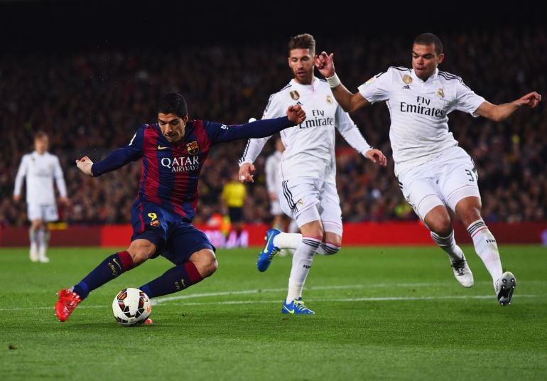 Luis Suárez dispara a puerta ante Ramos y Pepe y firma el segundo gol del Barça