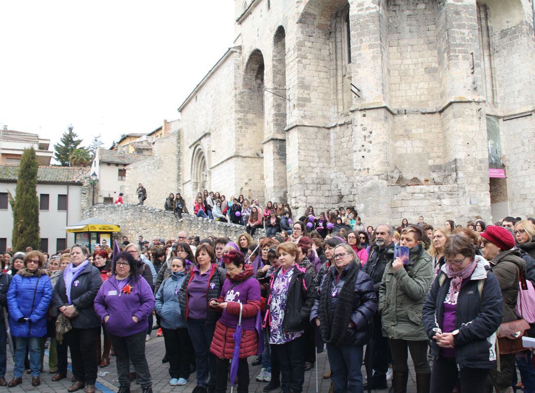 Participantes en la concentración feminista del 8M en 2018 en la Plaza de los Coches de Cuéllar