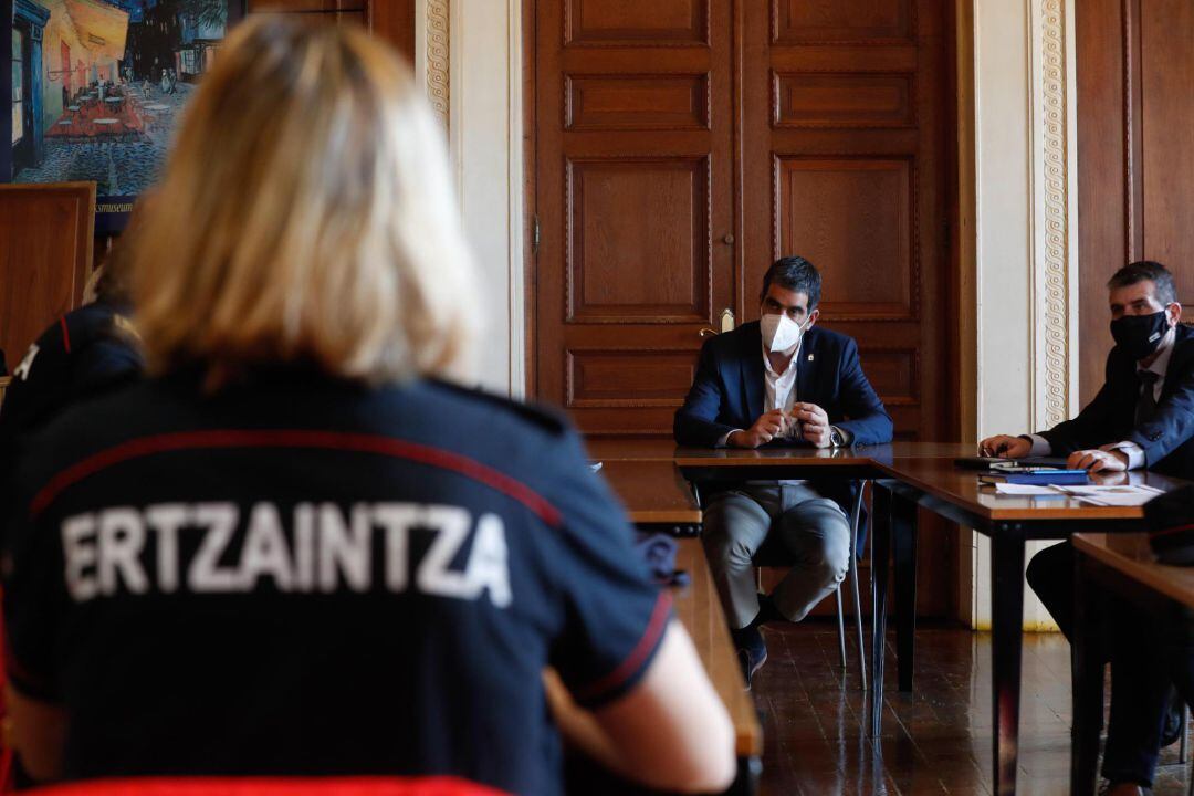 El alcalde de San Sebastián, Eneko Goia, y el viceconsejero de Seguridad del Gobierno Vasco, Josu Zubiaga, se reúnen este miércoles con responsables de la Ertzaintza y de la Guardia Municipal.