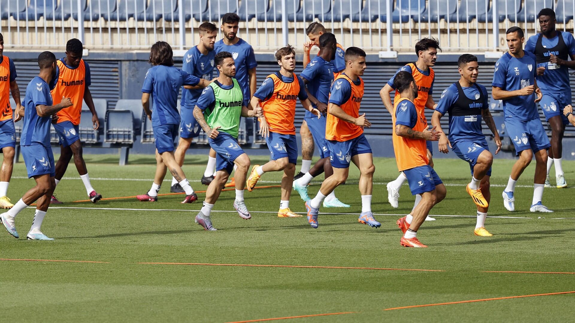 Los jugadores del Málaga hacen un ejercicio en grupo