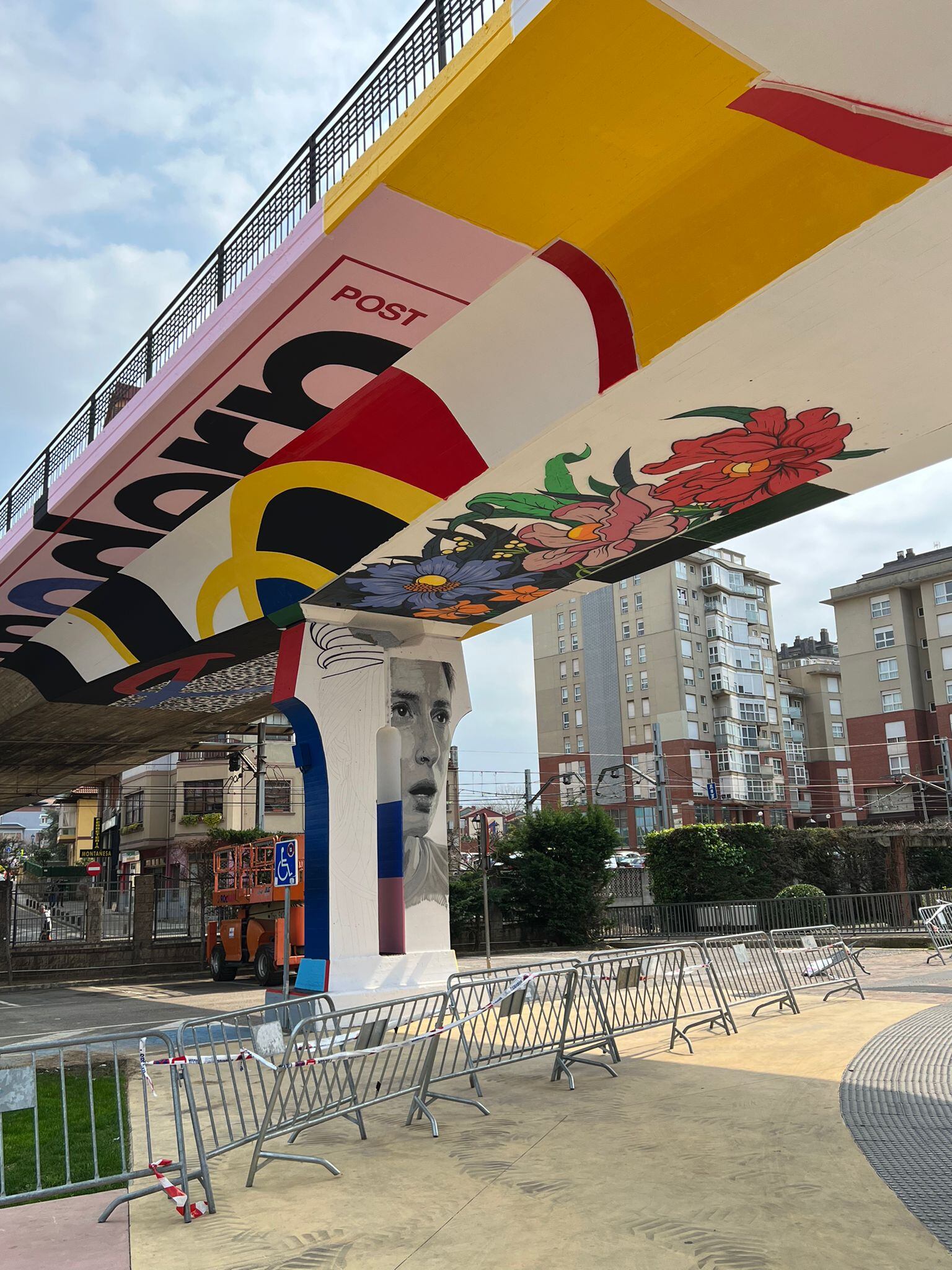 Obra de Jay Kaes en el puente de Maliaño.