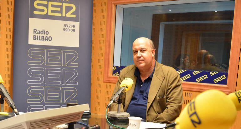 El Fiscal Superior de Justicia del País Vasco, Juan Calparsoro, en una entrevista en los antiguos estudios de Radio Bilbao