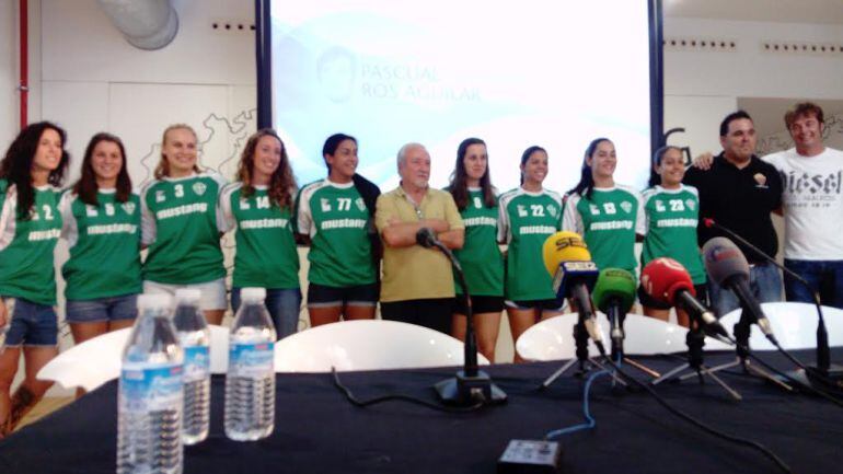 El Elche Mustang en su presentación en la sede del patrocinador