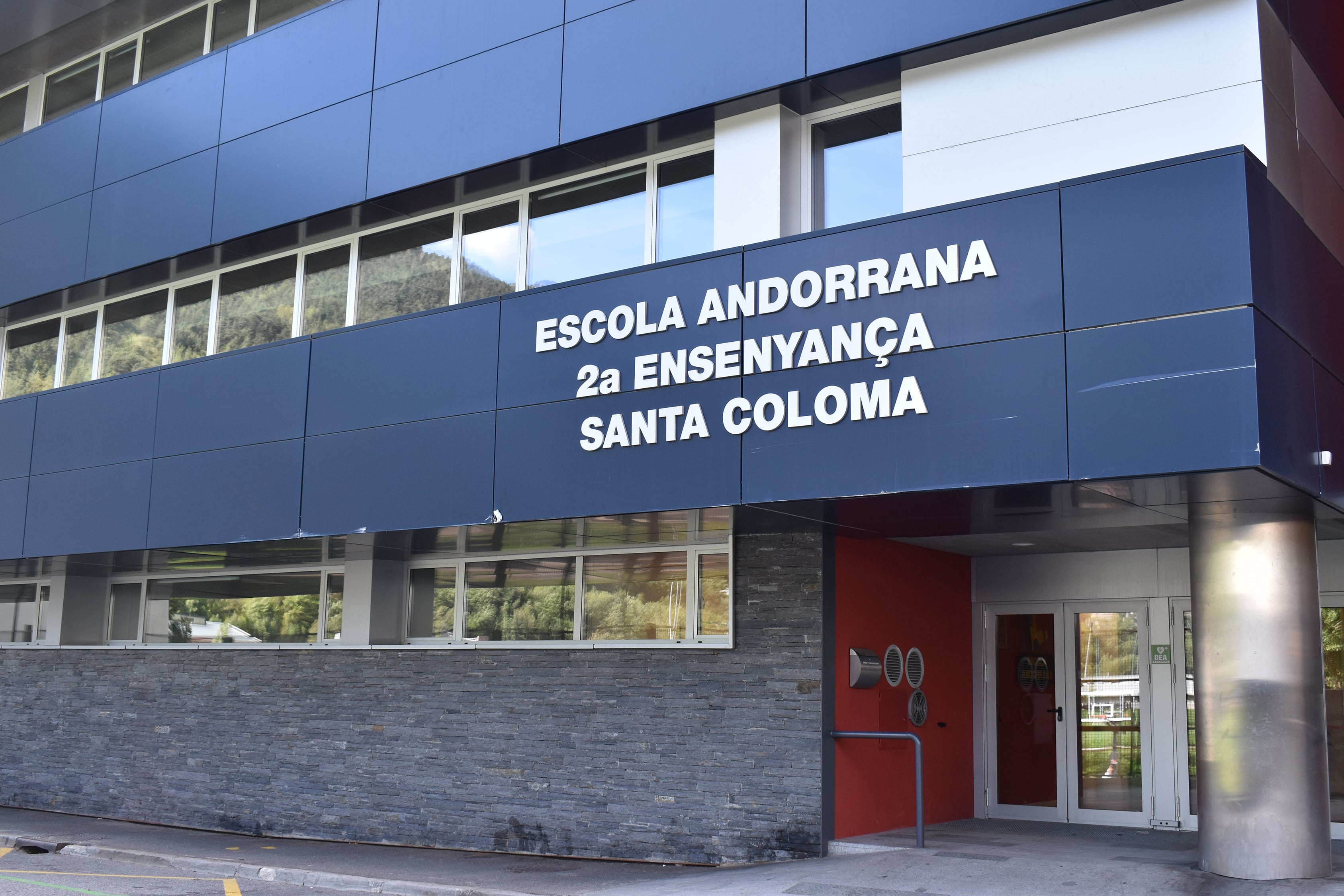 Façana de l'Escola Andorrana de 2a Ensenyança de Santa Coloma.